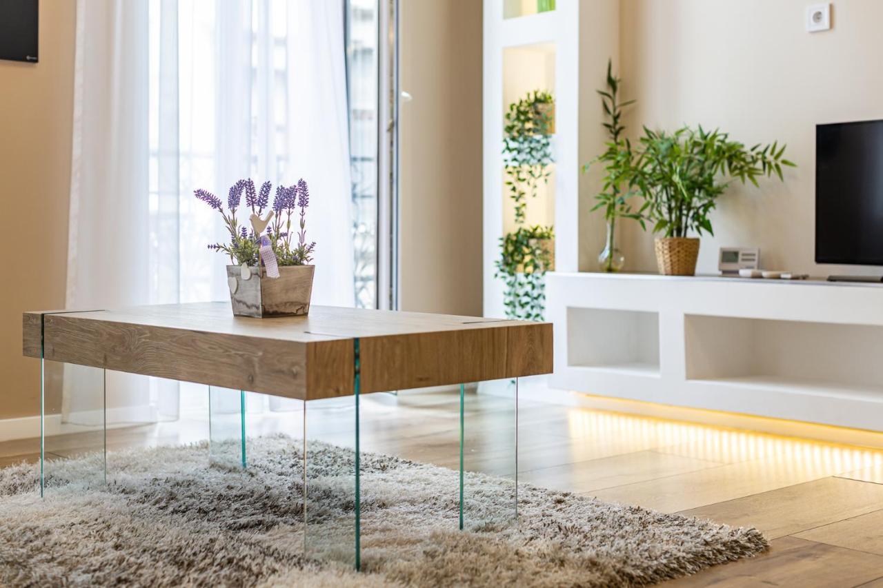 Csengery Deluxe With Balcony Appartamento